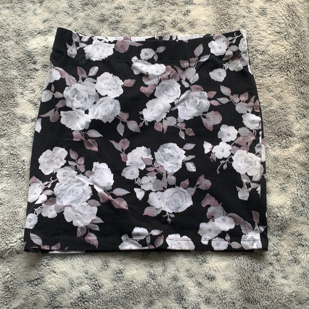Forever 21 - black and white flowery mini skirt - size large